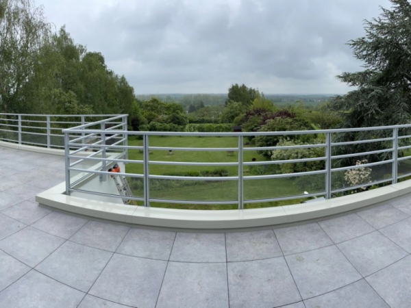 Pose de garde corps et jalousies sur un toit terrasse près de Caen