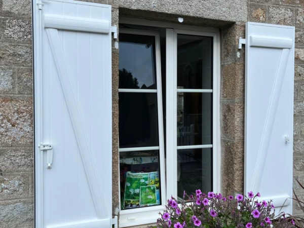 Pose de portes fenêtres et volets battants par l’agence de St Lô - Saint-Lô - Manche