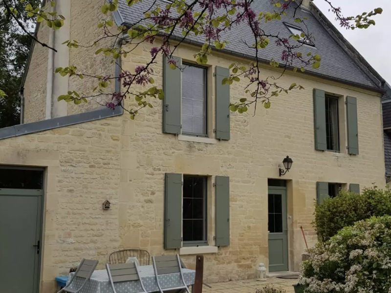 Pose de volets battants et de fenêtres en aluminium sur une maison en pierre de Caen à Bayeux